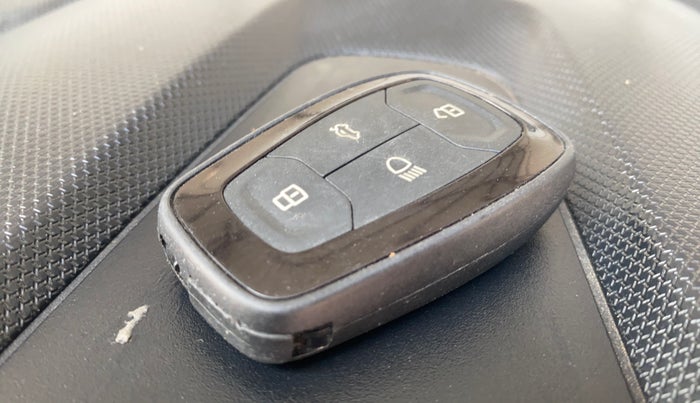 2023 Tata ALTROZ XZ + SUNROOF, Petrol, Manual, 37,220 km, Key Close Up