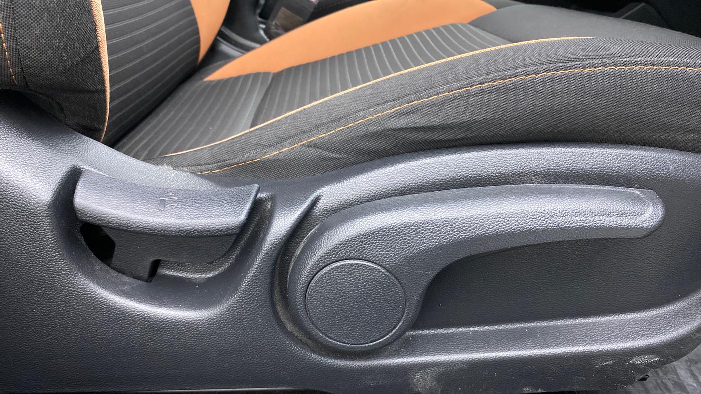 2017 Hyundai i20 Active 1.2 SX, Petrol, Manual, 33,242 km, Driver Side Adjustment Panel
