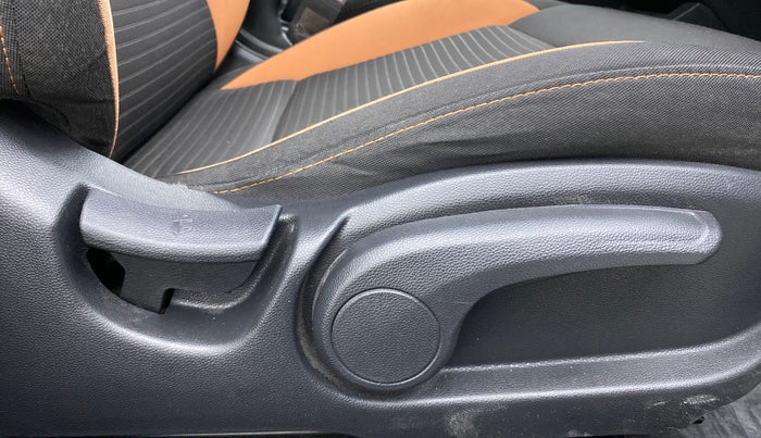 2017 Hyundai i20 Active 1.2 SX, Petrol, Manual, 33,242 km, Driver Side Adjustment Panel
