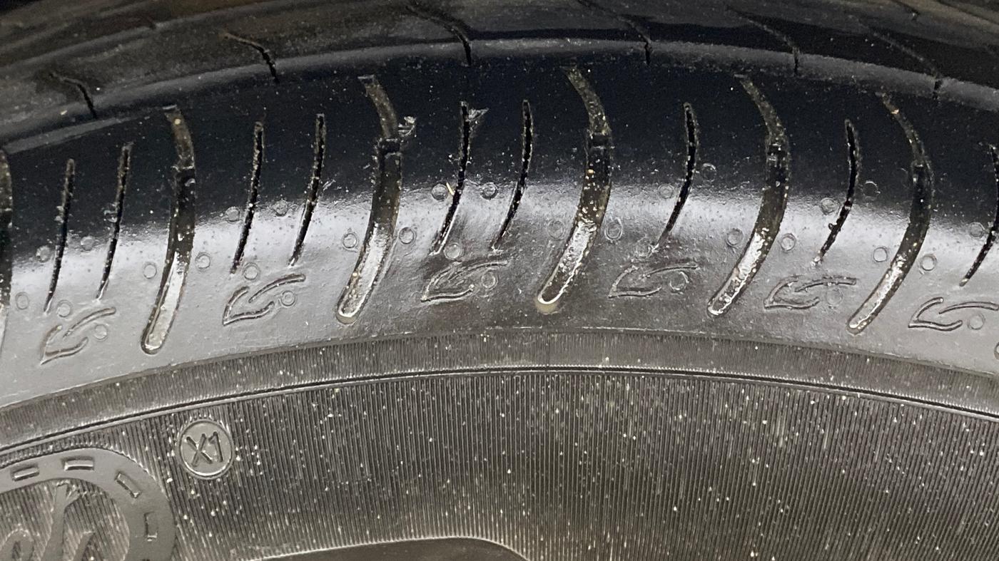 2023 Mahindra XUV300 W6 1.2 PETROL AMT, Petrol, Automatic, 13,946 km, Left Rear Tyre Tread