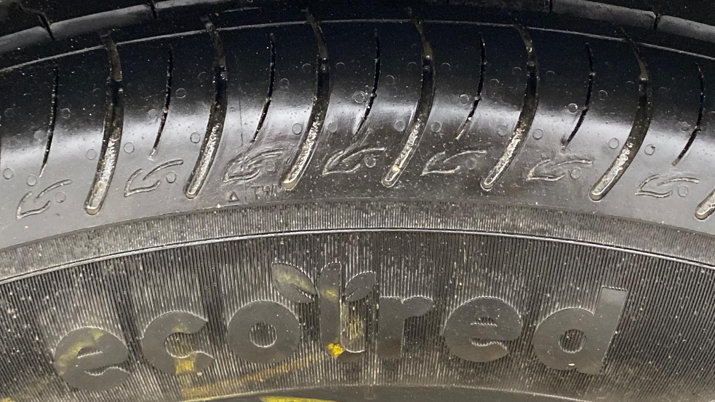 2023 Mahindra XUV300 W6 1.2 PETROL AMT, Petrol, Automatic, 13,946 km, Right Rear Tyre Tread