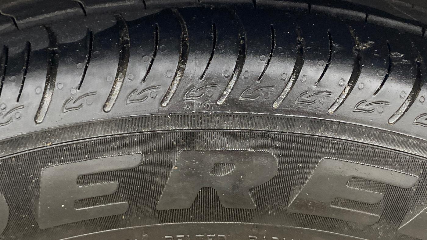 2023 Mahindra XUV300 W6 1.2 PETROL AMT, Petrol, Automatic, 13,946 km, Right Front Tyre Tread