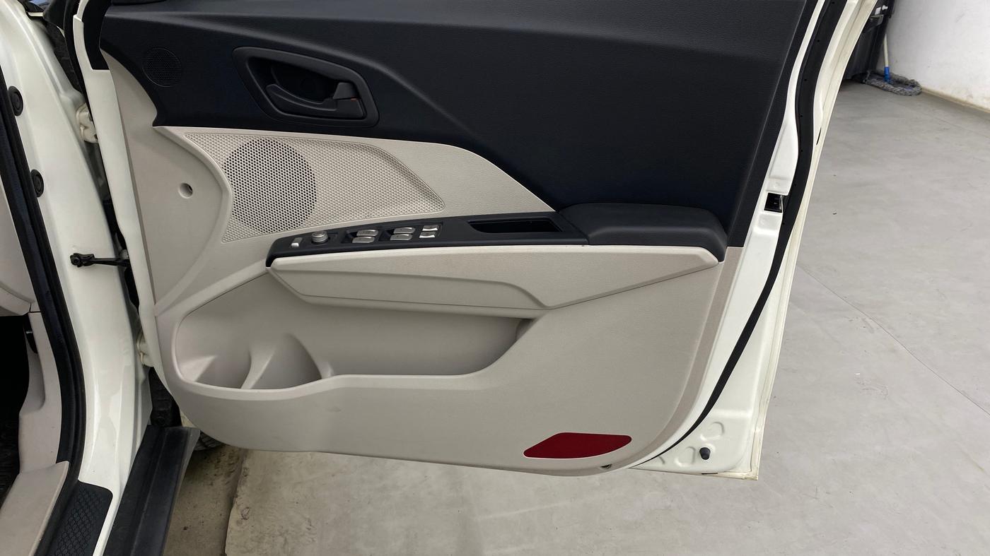 2023 Mahindra XUV300 W6 1.2 PETROL AMT, Petrol, Automatic, 13,946 km, Driver Side Door Panels Control