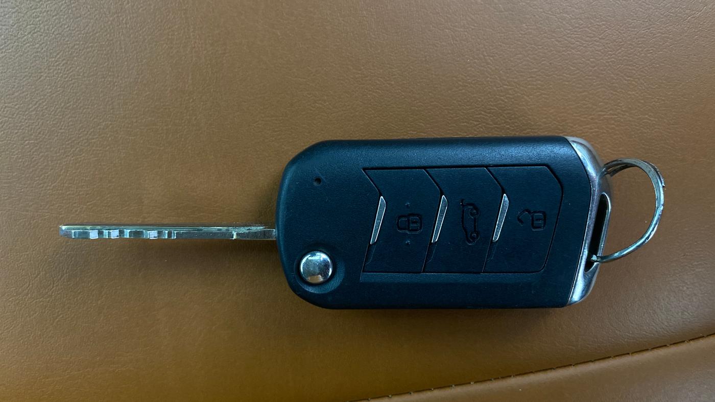 2023 Mahindra XUV300 W6 1.2 PETROL AMT, Petrol, Automatic, 13,946 km, Key Close Up