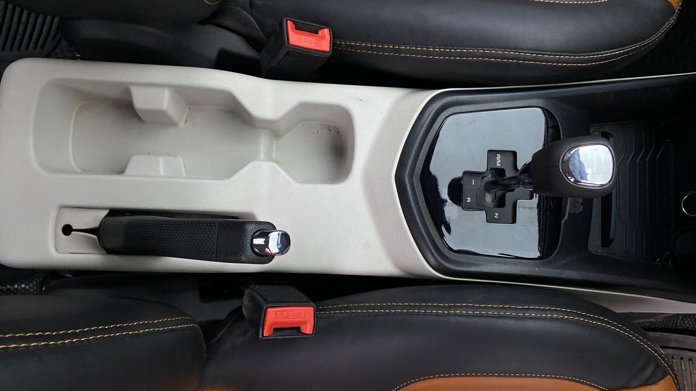2023 Mahindra XUV300 W6 1.2 PETROL AMT, Petrol, Automatic, 13,946 km, Gear Lever