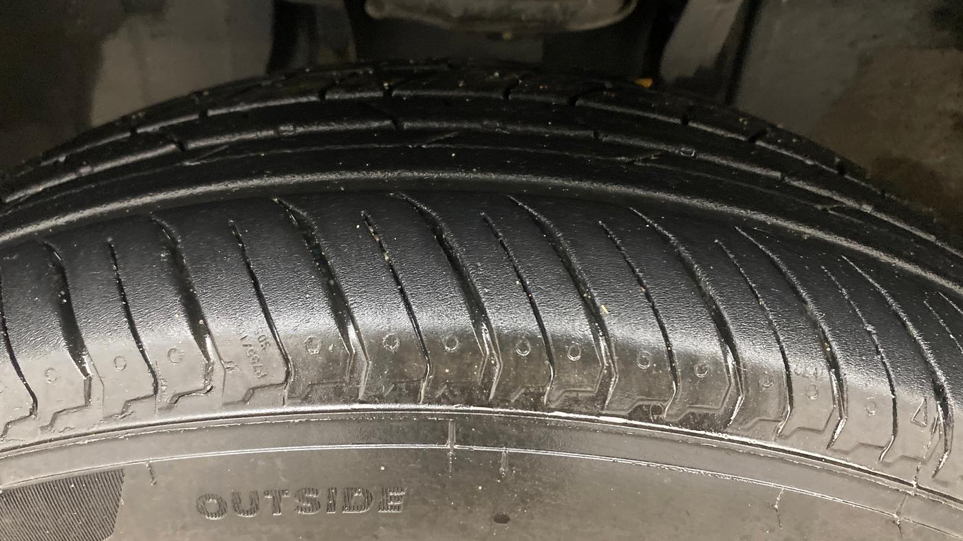 2021 Renault Kiger RXZ TURBO CVT DUAL TONE, Petrol, Automatic, 37,185 km, Left Front Tyre Tread