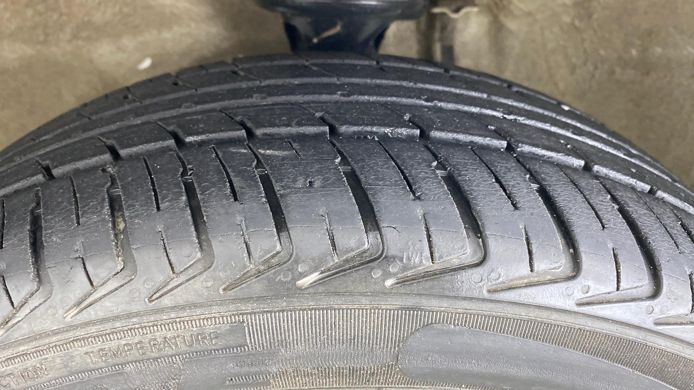 2014 Maruti Alto K10 LXI P, Petrol, Manual, 64,645 km, Left Front Tyre Tread