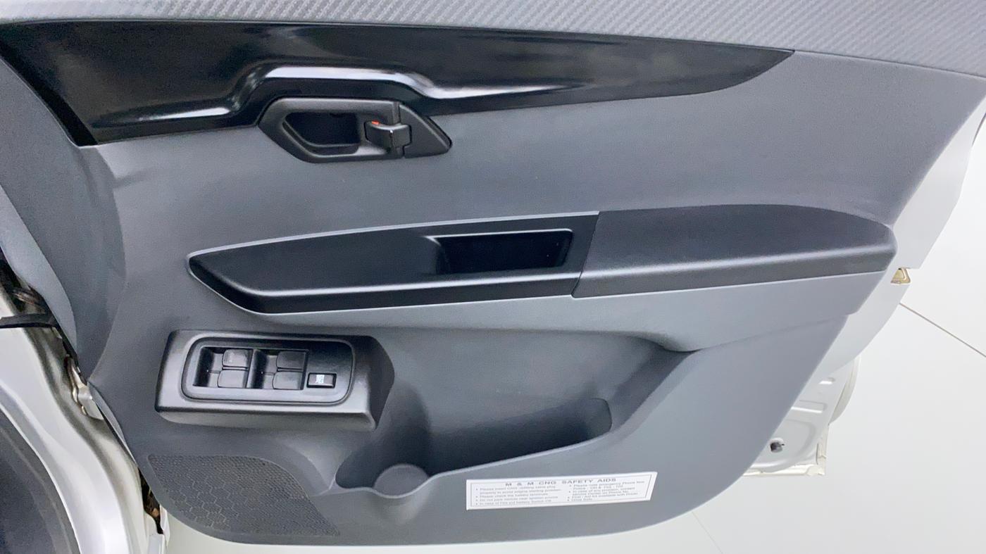 2019 Mahindra Kuv100 K2 TRIP CNG, CNG, Manual, 33,292 km, Driver Side Door Panels Control