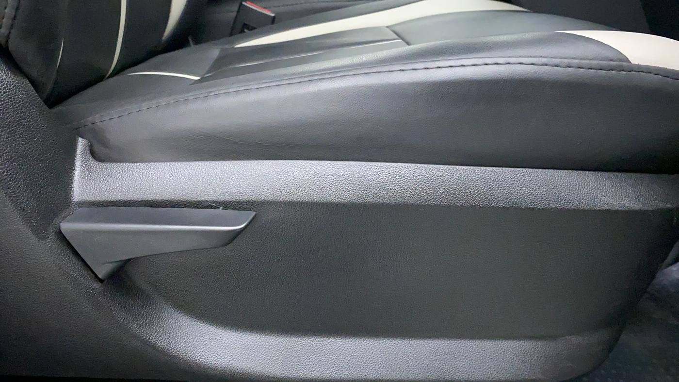 2019 Mahindra Kuv100 K2 TRIP CNG, CNG, Manual, 33,292 km, Driver Side Adjustment Panel