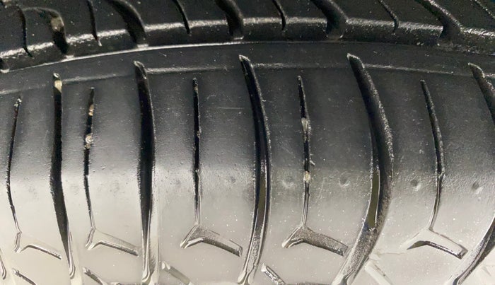 2013 Maruti Swift VXI, Petrol, Manual, 74,583 km, Left Front Tyre Tread