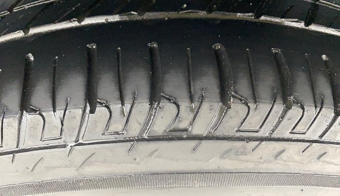 2013 Maruti Swift VXI, Petrol, Manual, 74,583 km, Left Rear Tyre Tread