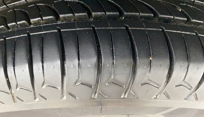 2013 Maruti Swift VXI, Petrol, Manual, 74,583 km, Right Front Tyre Tread
