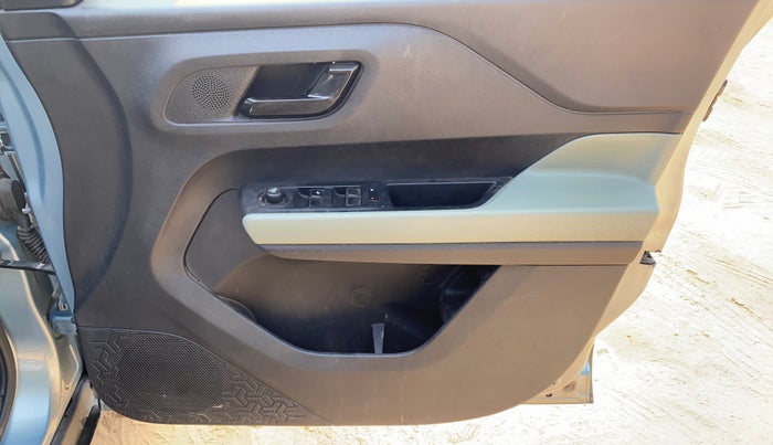 2022 Tata PUNCH ADVENTURE MT, Petrol, Manual, 67,371 km, Driver Side Door Panels Control