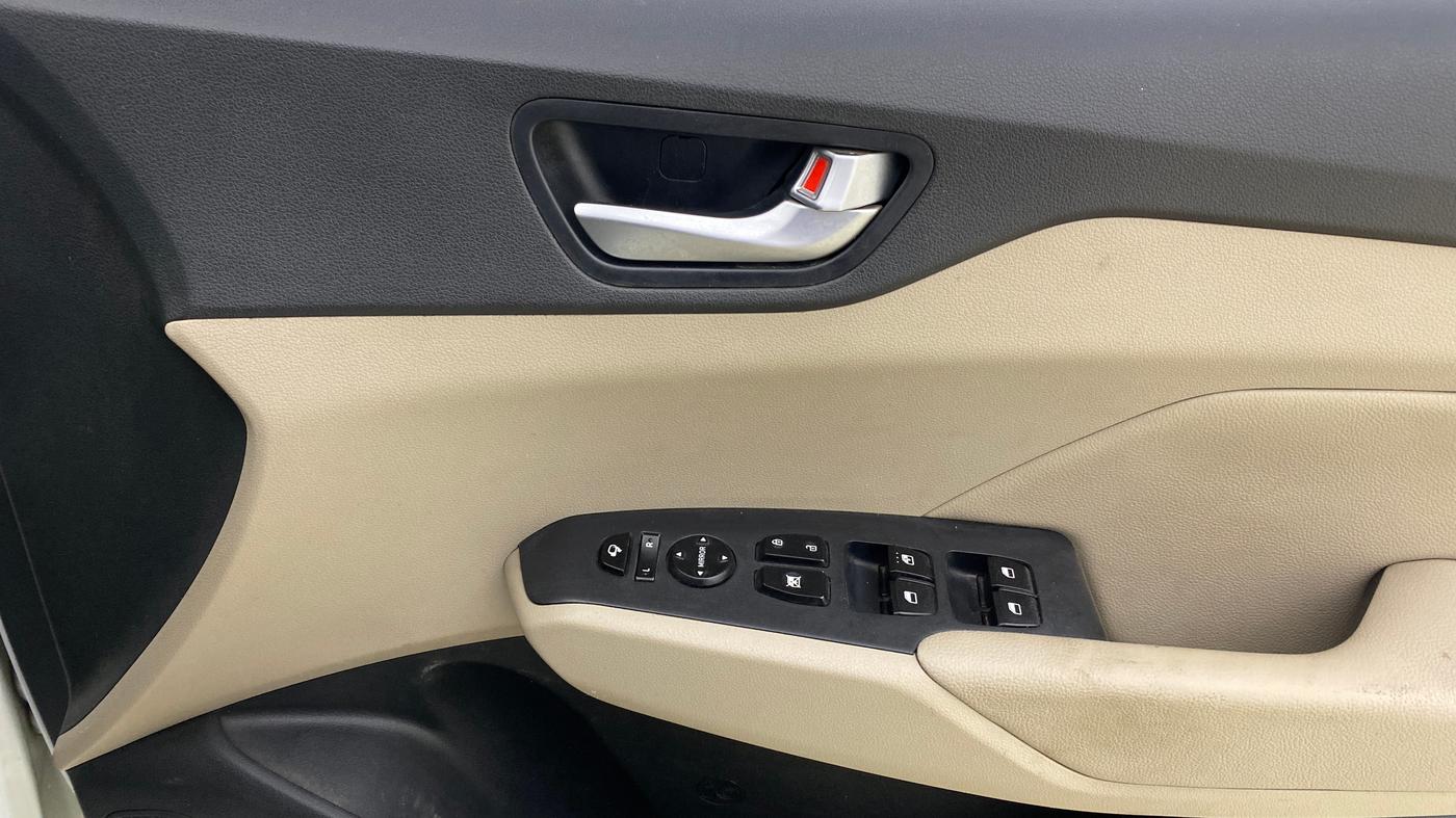 2018 Hyundai Verna 1.6 SX (O) CRDI MT, Diesel, Manual, 88,512 km, Driver Side Door Panels Control