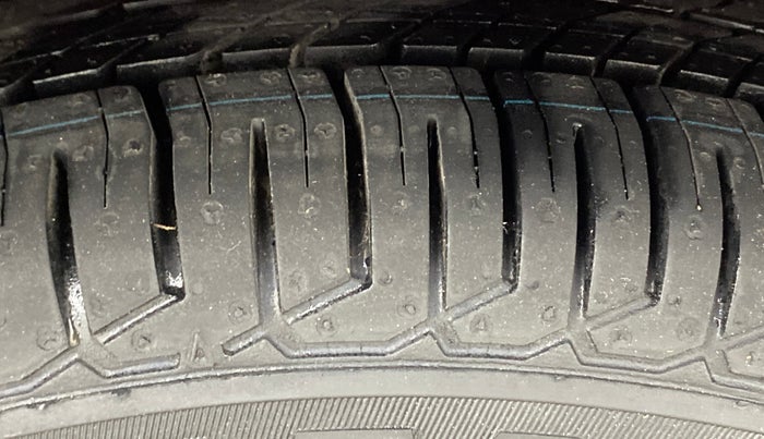 2014 Hyundai i10 SPORTZ 1.1, Petrol, Manual, 23,360 km, Right Front Tyre Tread