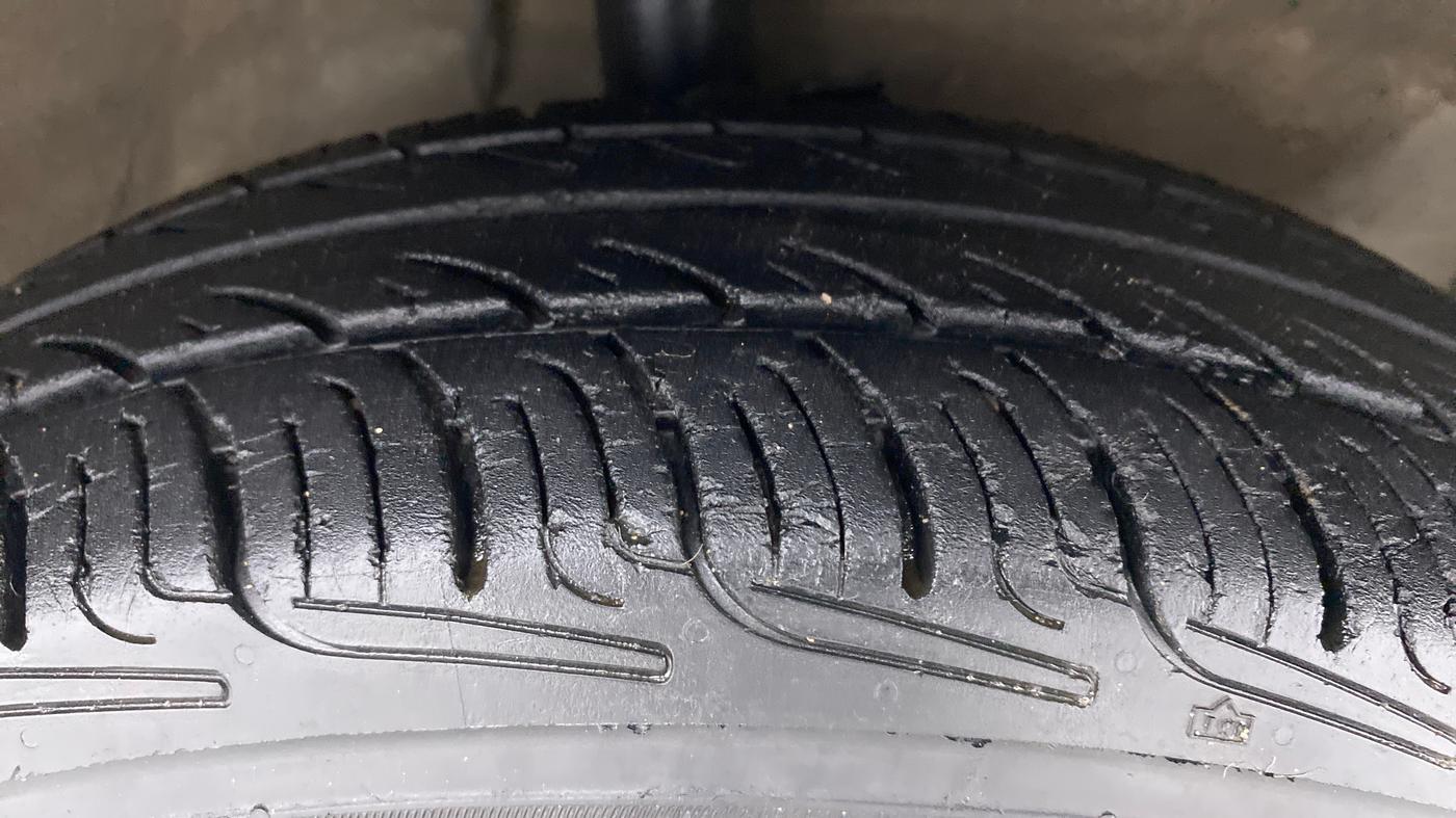 2009 Maruti Swift VXI 1.3, Petrol, Manual, 49,410 km, Right Front Tyre Tread