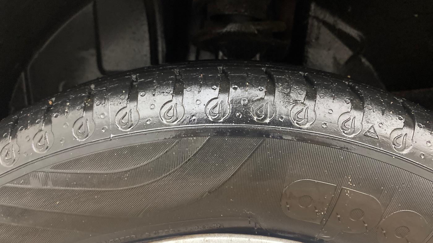 2020 Renault Kwid RXT 1.0 AMT (O), Petrol, Automatic, 30,626 km, Left Front Tyre Tread