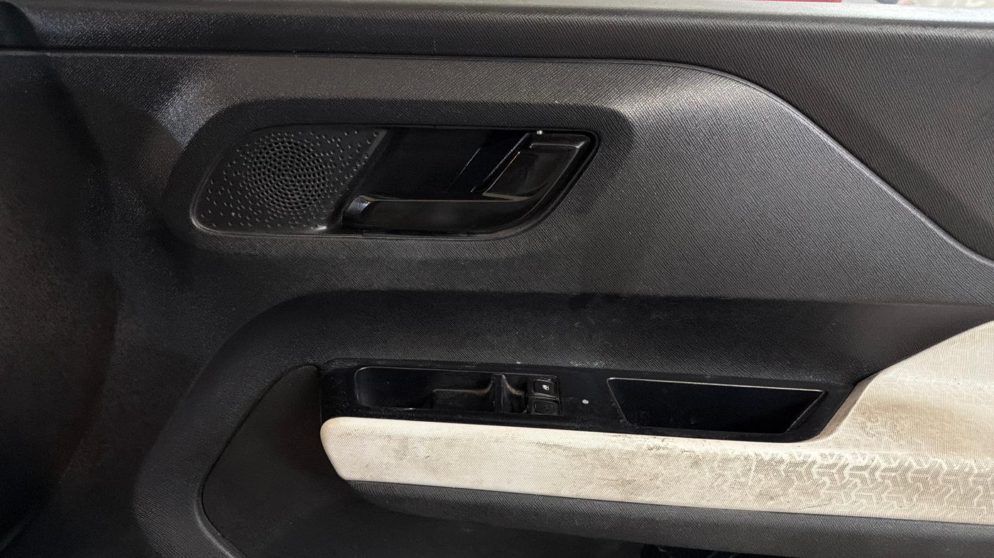 2022 Tata PUNCH PURE MT, CNG, Manual, 87,906 km, Driver Side Door Panels Control