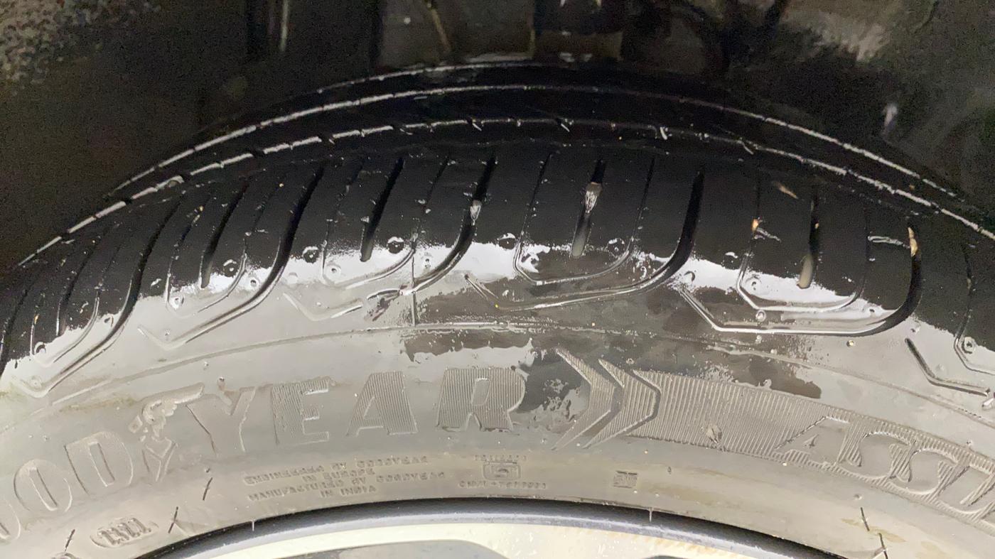 2022 Tata ALTROZ XZA, Petrol, Automatic, 27,042 km, Right Front Tyre Tread