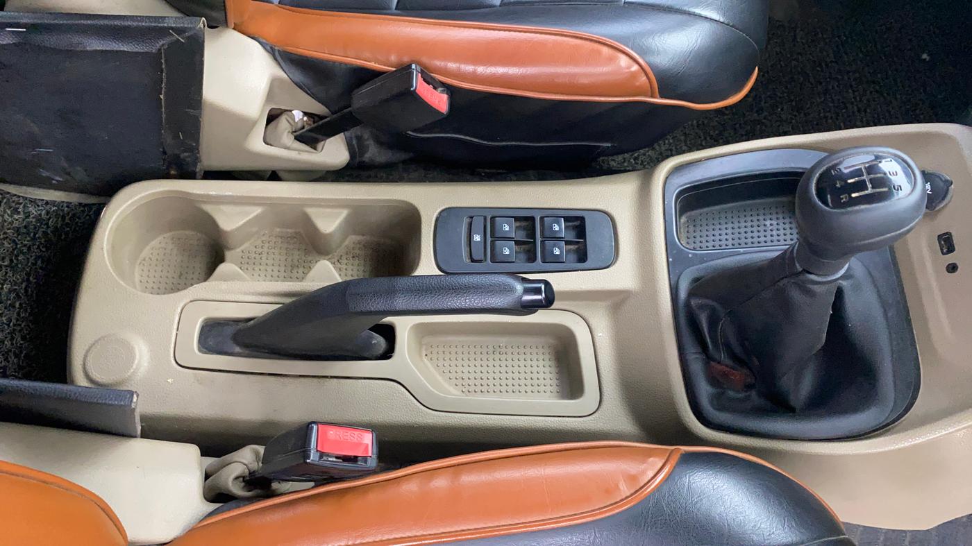 2019 Mahindra TUV300 T6 PLUS, Diesel, Manual, 69,354 km, Gear Lever