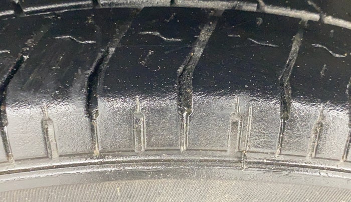 2019 Mahindra TUV300 T6 PLUS, Diesel, Manual, 69,354 km, Left Front Tyre Tread