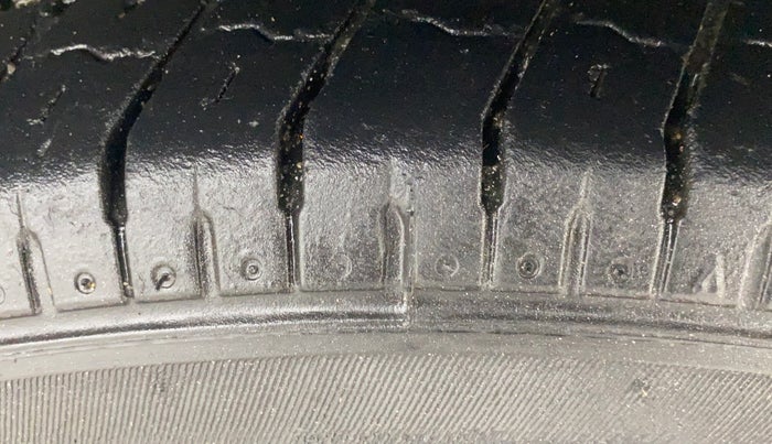 2019 Mahindra TUV300 T6 PLUS, Diesel, Manual, 69,354 km, Right Front Tyre Tread