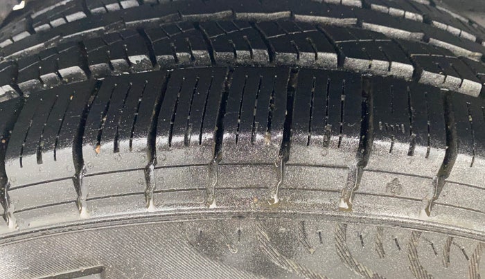 2019 Mahindra TUV300 T6 PLUS, Diesel, Manual, 69,354 km, Right Rear Tyre Tread