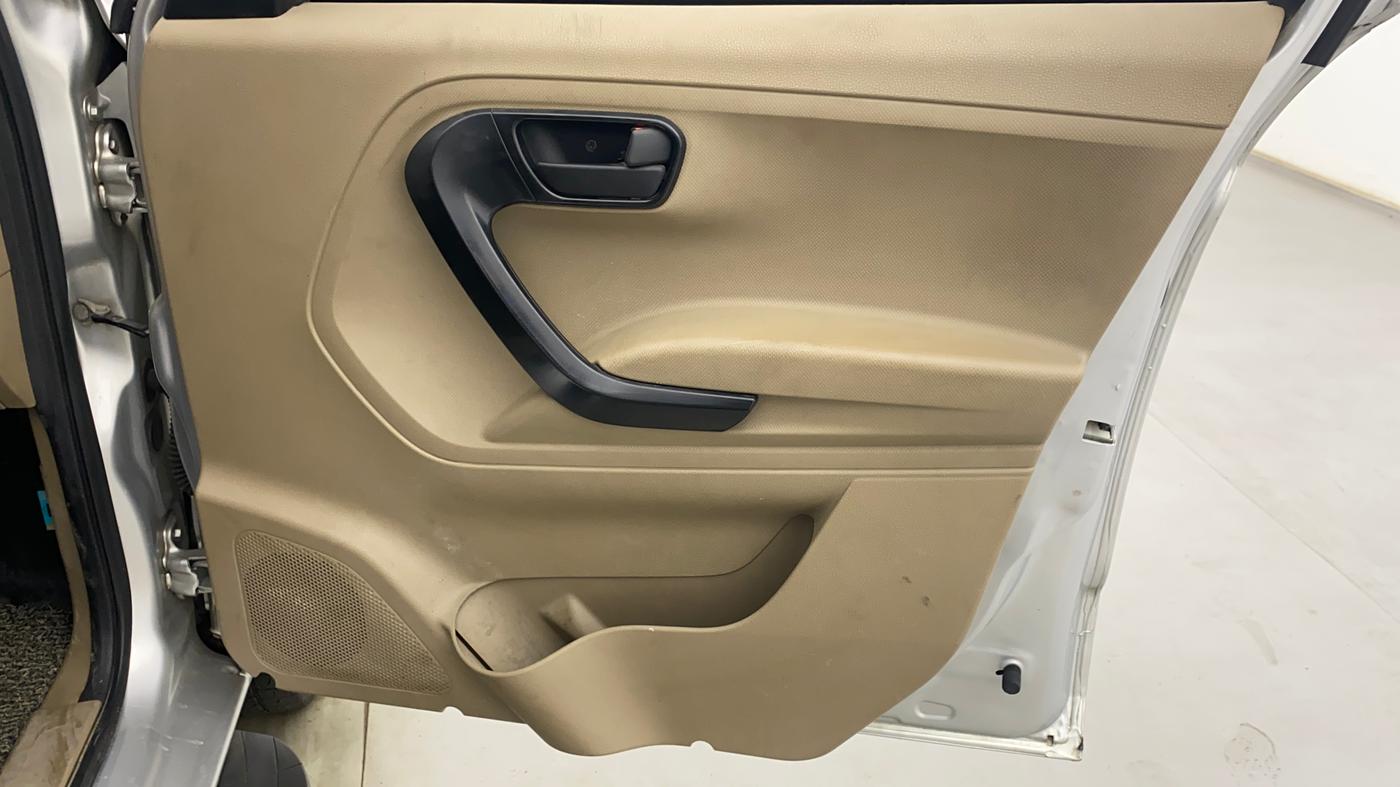 2019 Mahindra TUV300 T6 PLUS, Diesel, Manual, 69,354 km, Driver Side Door Panels Control