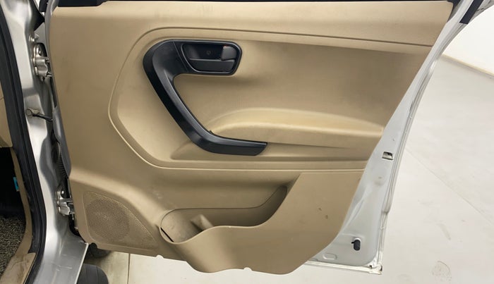 2019 Mahindra TUV300 T6 PLUS, Diesel, Manual, 69,354 km, Driver Side Door Panels Control