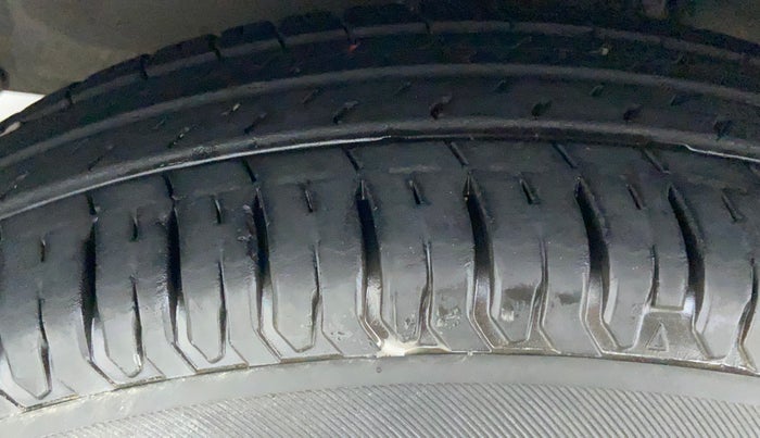 2010 Maruti Swift LXI, Petrol, Manual, 87,516 km, Left Front Tyre Tread