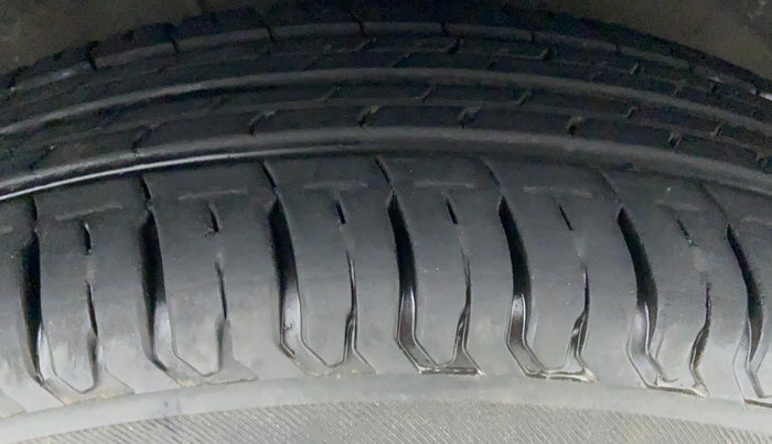 2010 Maruti Swift LXI, Petrol, Manual, 87,516 km, Right Front Tyre Tread