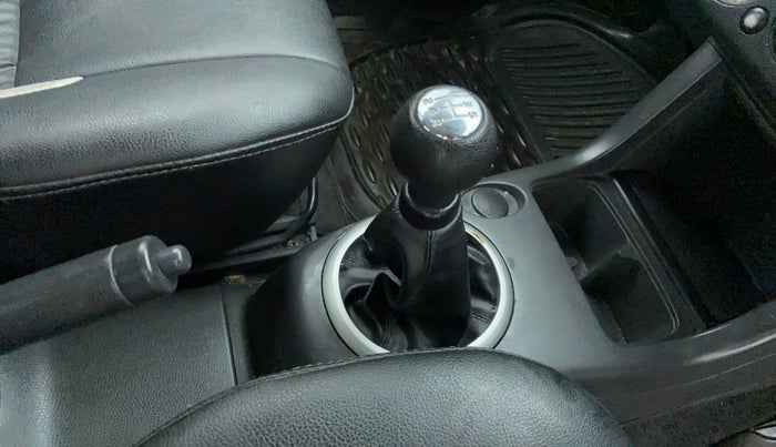 2010 Maruti Swift LXI, Petrol, Manual, 87,516 km, Gear lever - Boot cover slightly torn