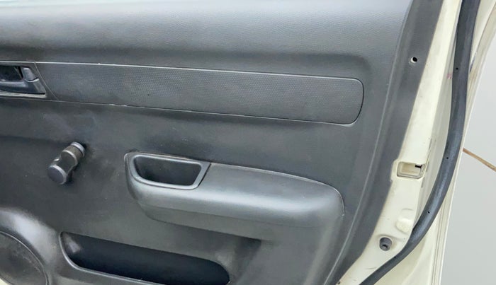 2010 Maruti Swift LXI, Petrol, Manual, 87,516 km, Driver-side door - Trim has minor damage
