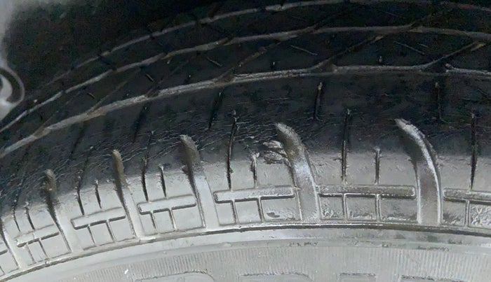 2010 Maruti Swift LXI, Petrol, Manual, 87,516 km, Left Rear Tyre Tread