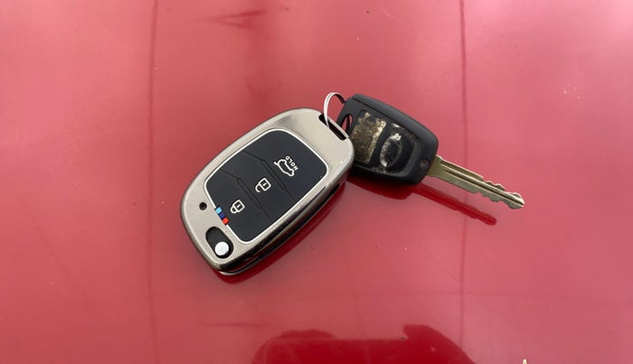 2018 Hyundai Grand i10 SPORTZ 1.2 KAPPA VTVT DUAL TONE, Petrol, Manual, 53,108 km, Key Close Up