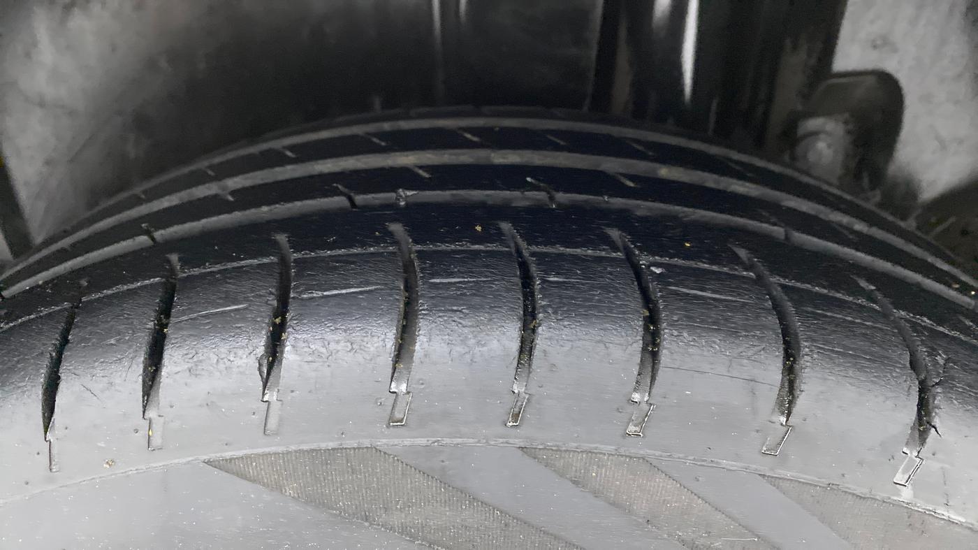 2014 Maruti Ertiga VXI, Petrol, Manual, 1,03,085 km, Left Rear Tyre Tread