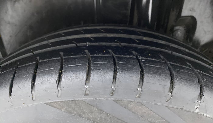 2014 Maruti Ertiga VXI, Petrol, Manual, 1,03,085 km, Left Rear Tyre Tread