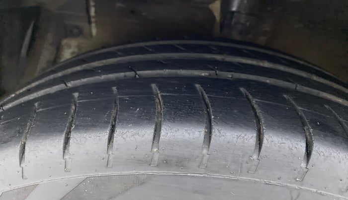 2014 Maruti Ertiga VXI, Petrol, Manual, 1,03,085 km, Left Front Tyre Tread
