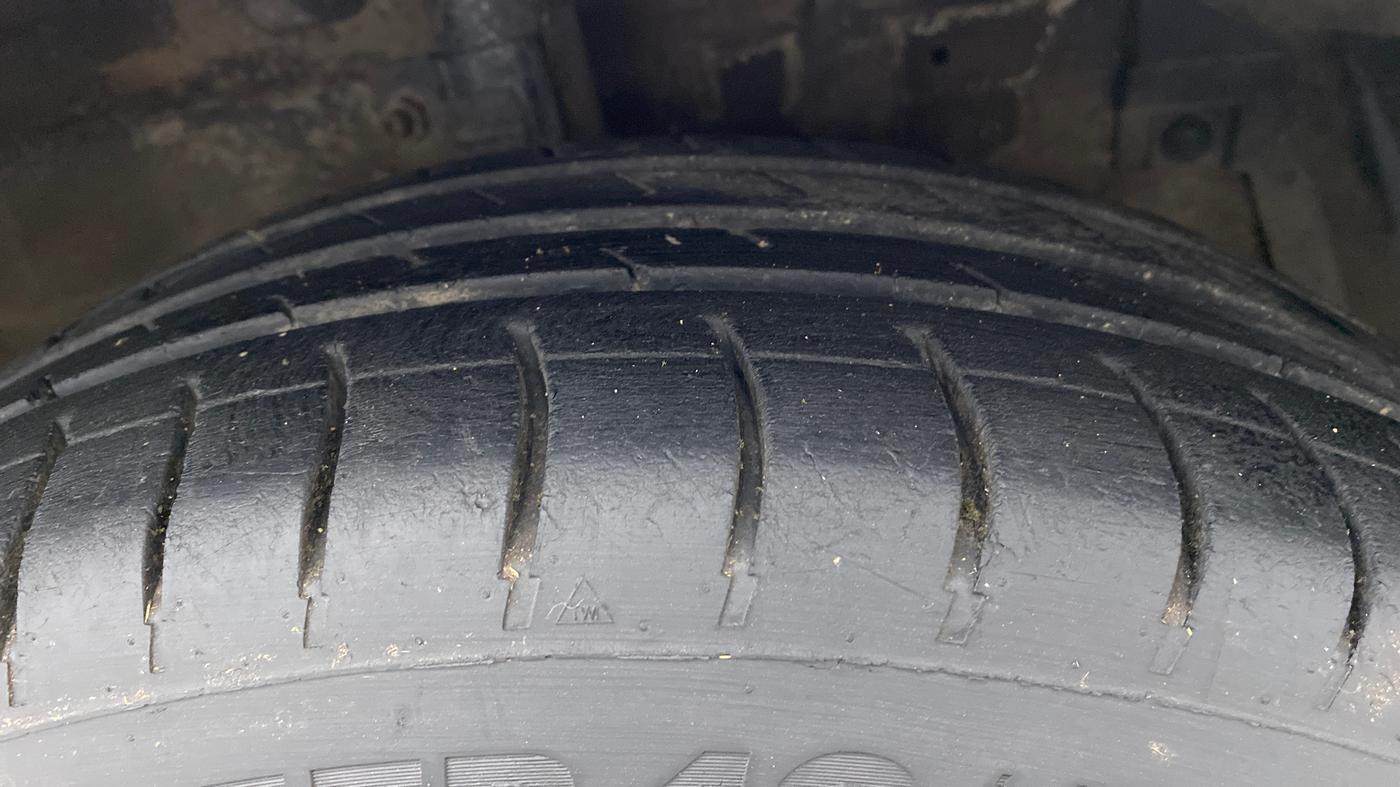 2014 Maruti Ertiga VXI, Petrol, Manual, 1,03,085 km, Right Front Tyre Tread