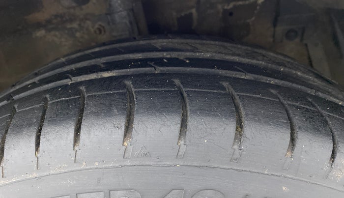 2014 Maruti Ertiga VXI, Petrol, Manual, 1,03,085 km, Right Front Tyre Tread