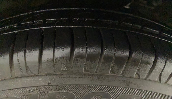 2014 Hyundai i10 SPORTZ 1.1, CNG, Manual, 93,455 km, Right Rear Tyre Tread