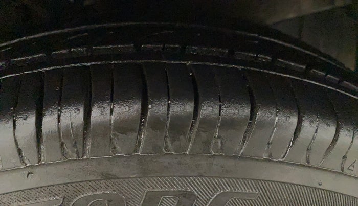 2014 Hyundai i10 SPORTZ 1.1, CNG, Manual, 93,455 km, Left Front Tyre Tread