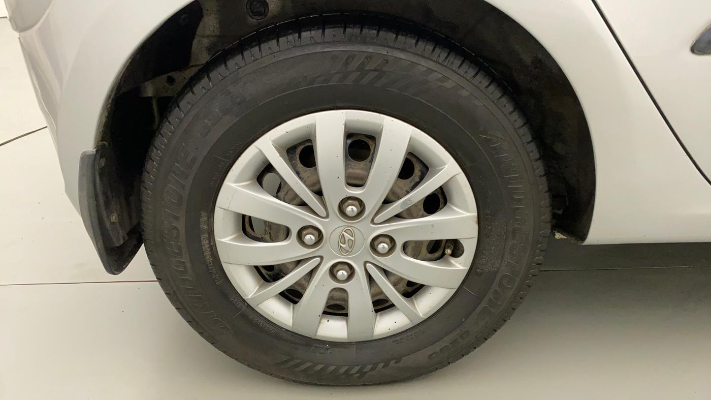 2014 Hyundai i10 SPORTZ 1.1, CNG, Manual, 93,455 km, Right Rear Wheel