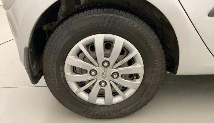 2014 Hyundai i10 SPORTZ 1.1, CNG, Manual, 93,455 km, Right Rear Wheel