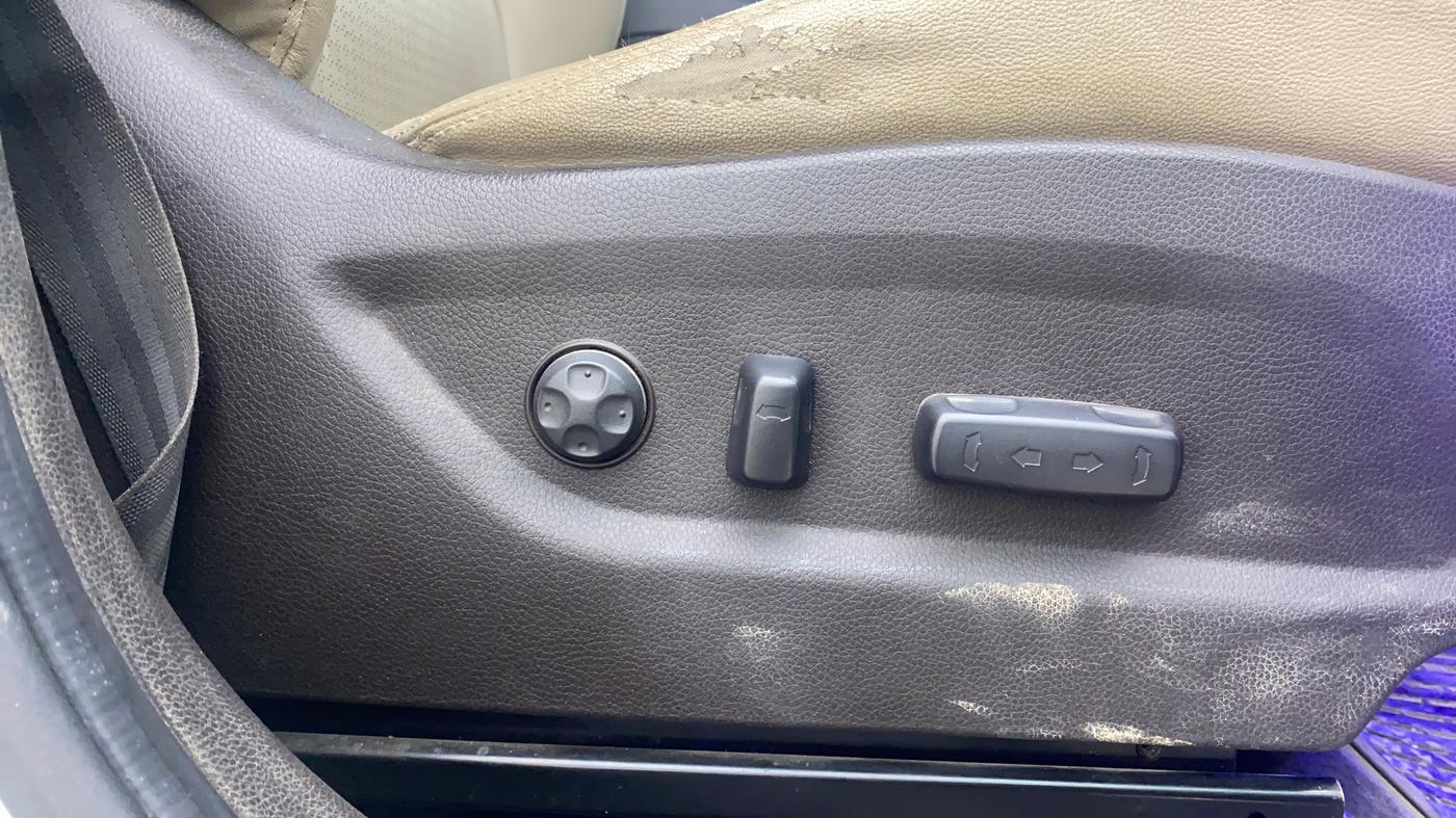 2014 Hyundai Santa Fe 4 WD AT, Diesel, Automatic, 1,45,736 km, Driver Side Adjustment Panel