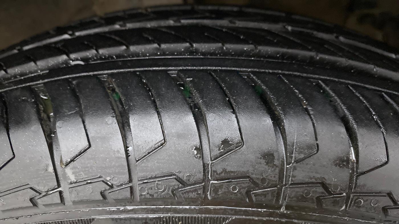 2014 Maruti Swift Dzire AUTOMATIC, Petrol, Automatic, 27,550 km, Right Front Tyre Tread