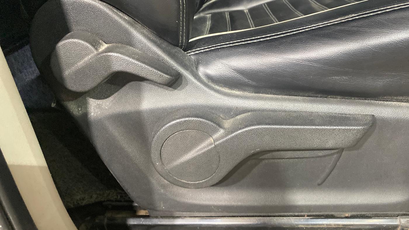2018 Mahindra MARAZZO M6 8 STR, Diesel, Manual, 1,14,645 km, Driver Side Adjustment Panel