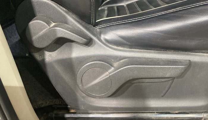 2018 Mahindra MARAZZO M6 8 STR, Diesel, Manual, 1,14,645 km, Driver Side Adjustment Panel