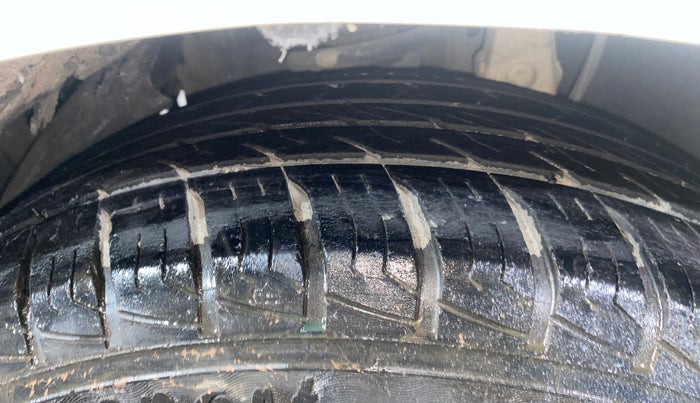 2018 Mahindra MARAZZO M6 8 STR, Diesel, Manual, 1,14,645 km, Left Front Tyre Tread