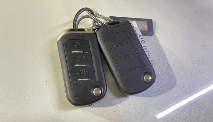 2018 Mahindra MARAZZO M6 8 STR, Diesel, Manual, 1,14,645 km, Key Close Up